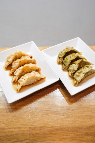 Cuatro Gyozas vegetales y cuatro gyozas de carne con verduras