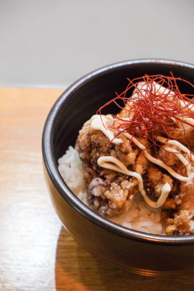 Bol de arroz con topping de pollo frito karaage