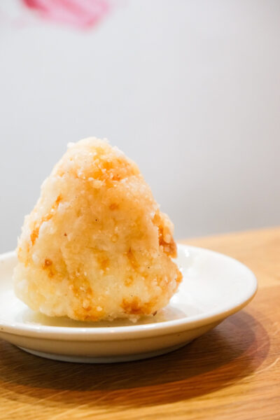 Bola de arroz onigiri frito