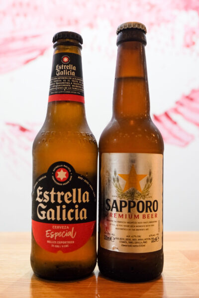 Dos botellines de cerveza sapporo y estrella galicia