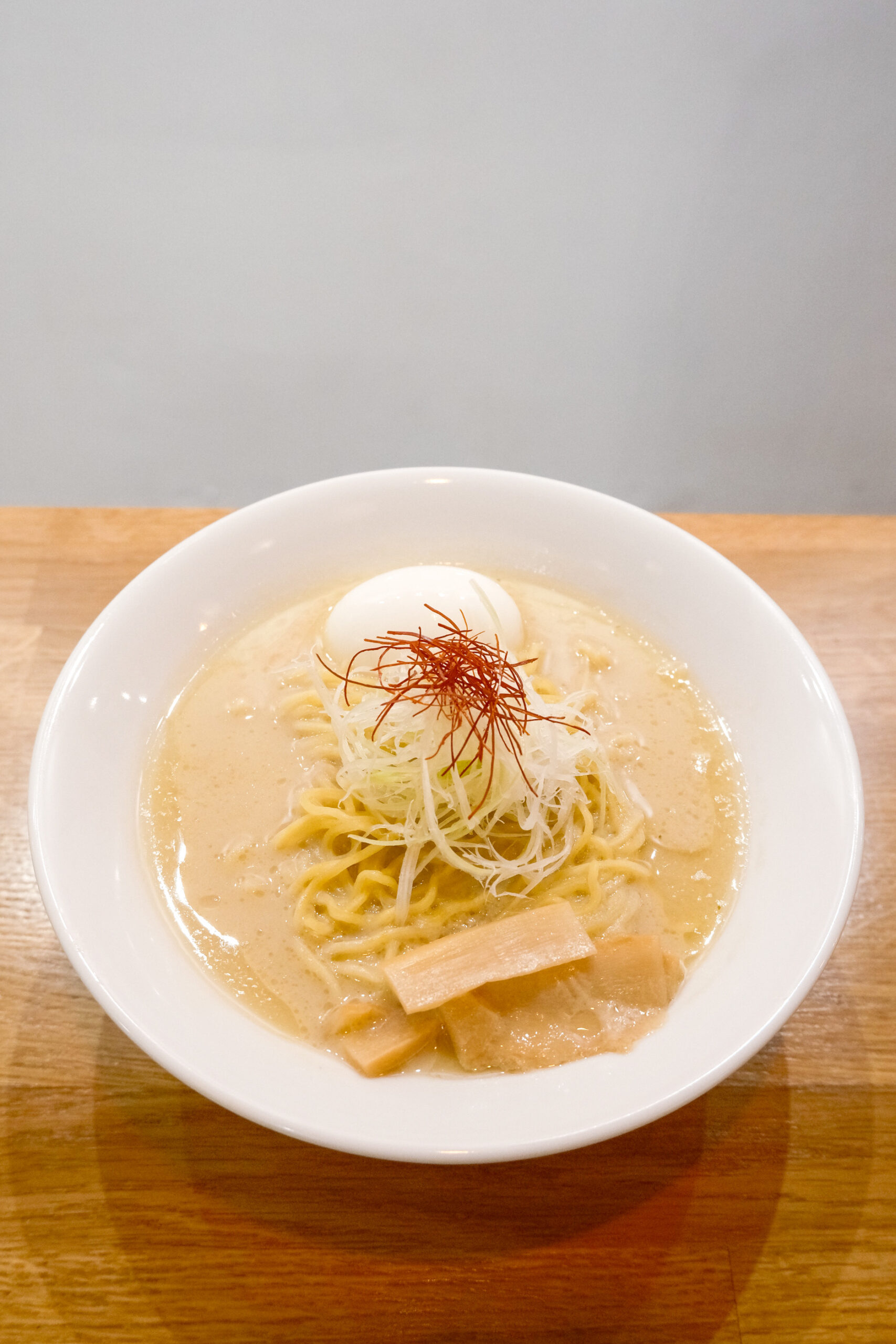 Bol de Ramen de dorada con huevo, menma y cerdo