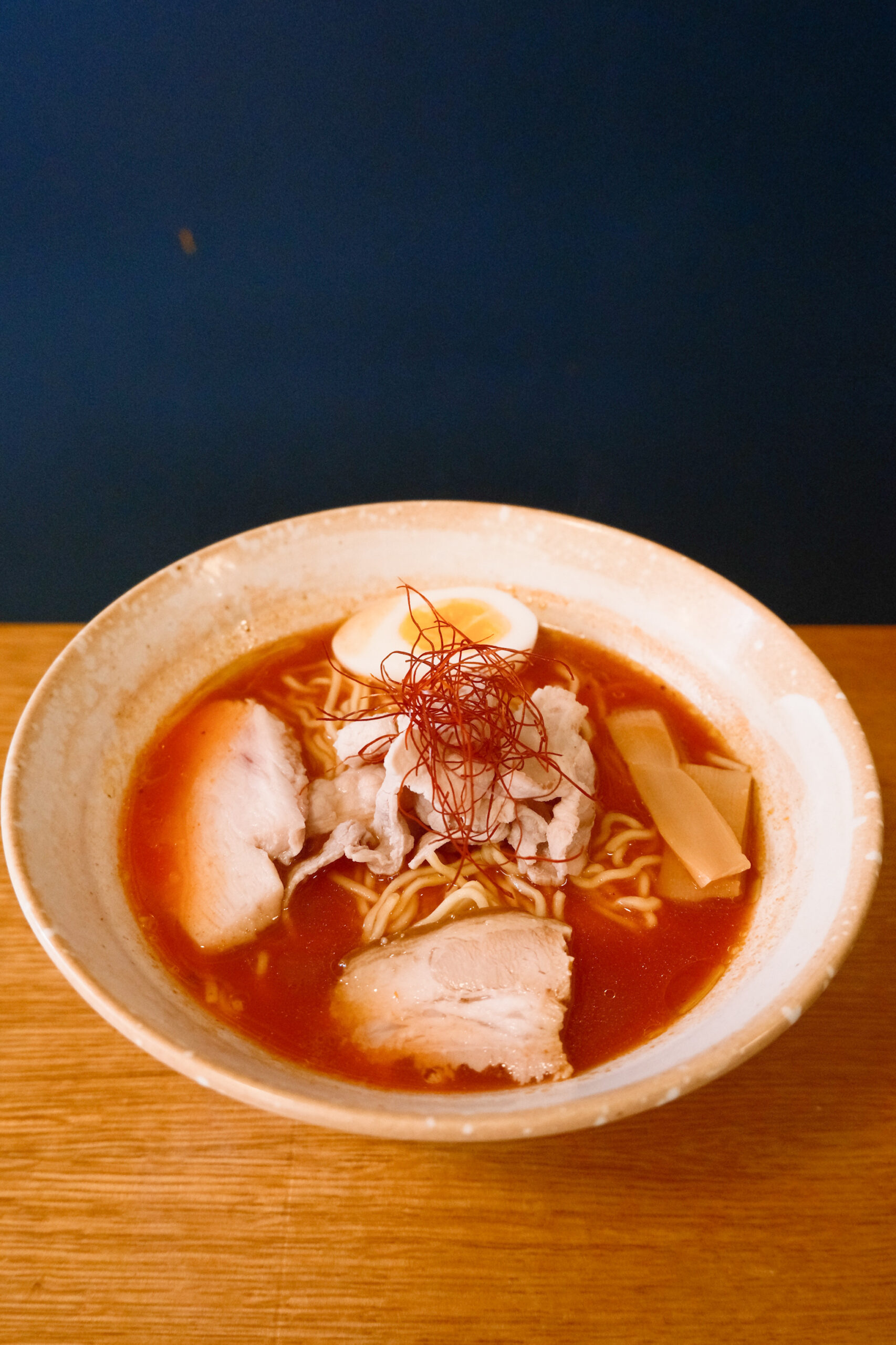 Bol de Ramen de Tomate con cerdo, menma y medio huevo