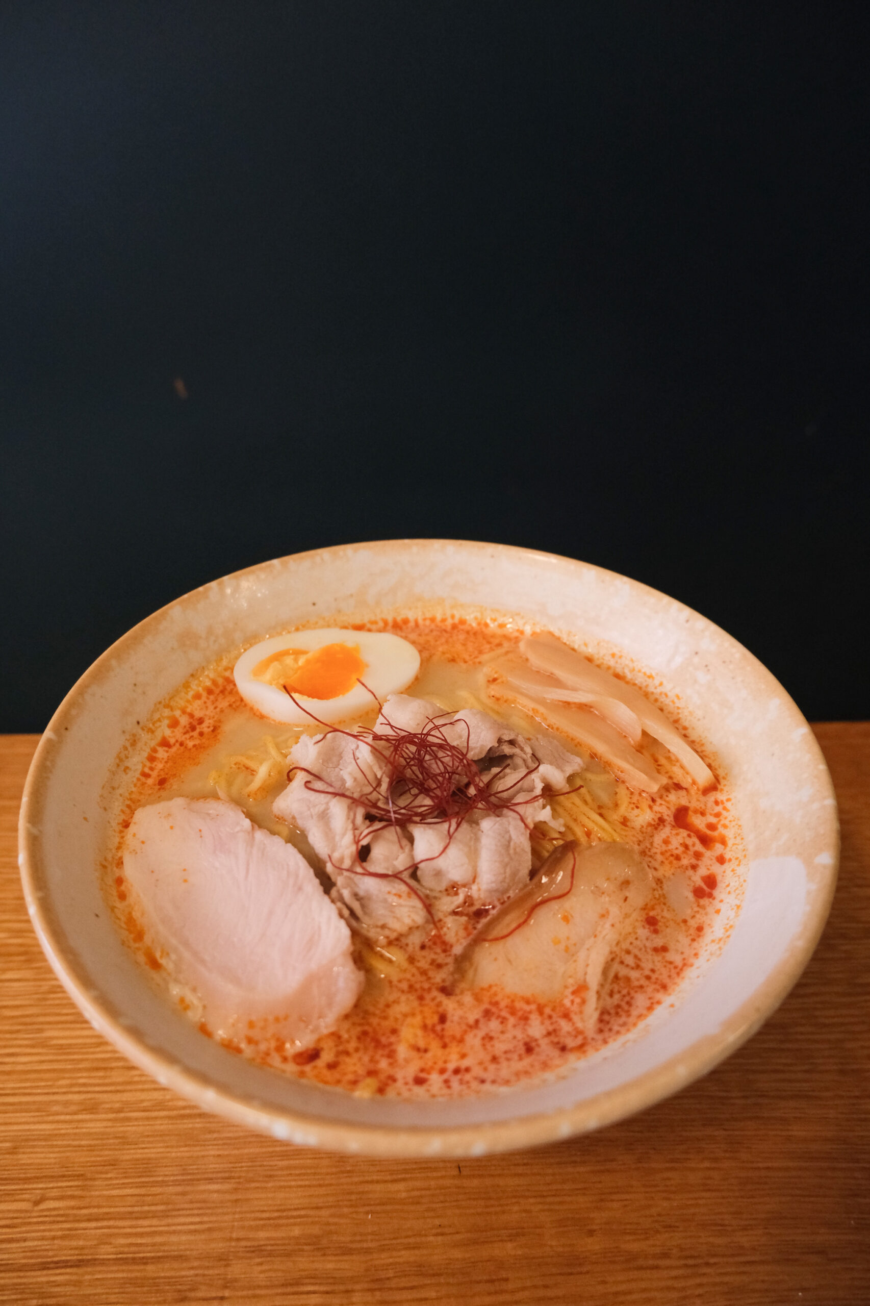 Bol de Ramen de Cangrejo con cerdo, menma y medio huevo