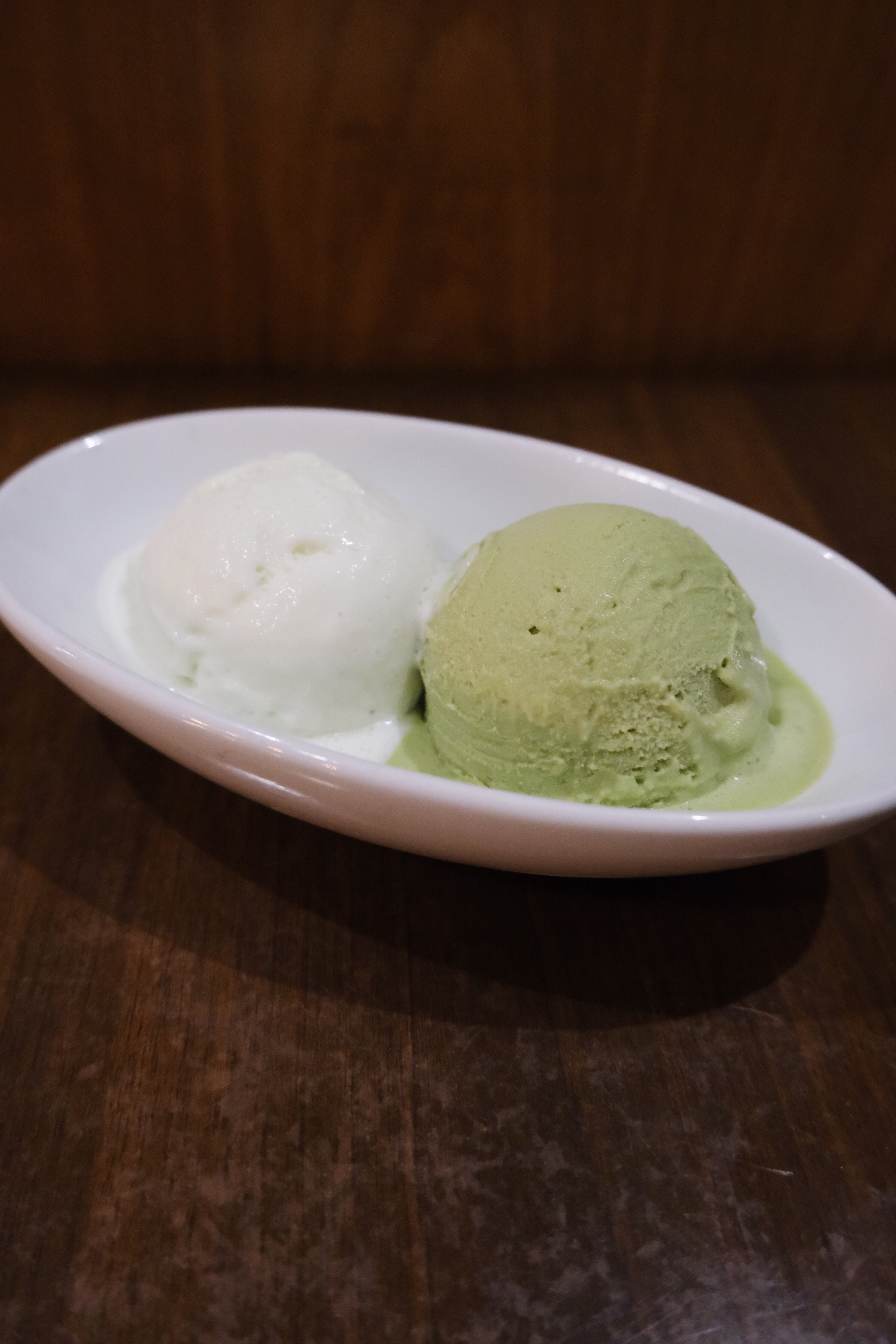 Dos bolas de helado de matcha y wasabi