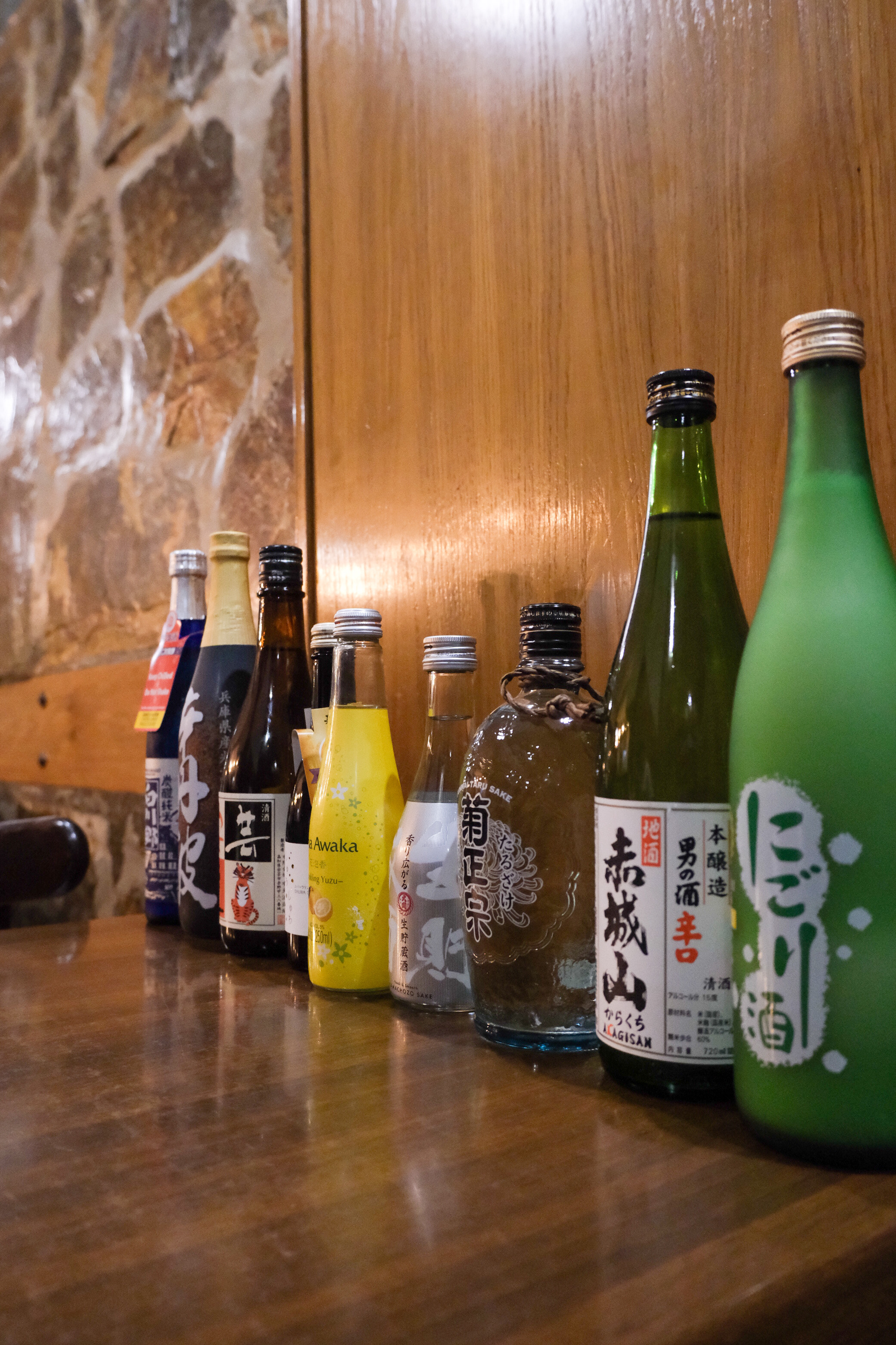 Ocho botellas de diferentes sakes y licores japoneses