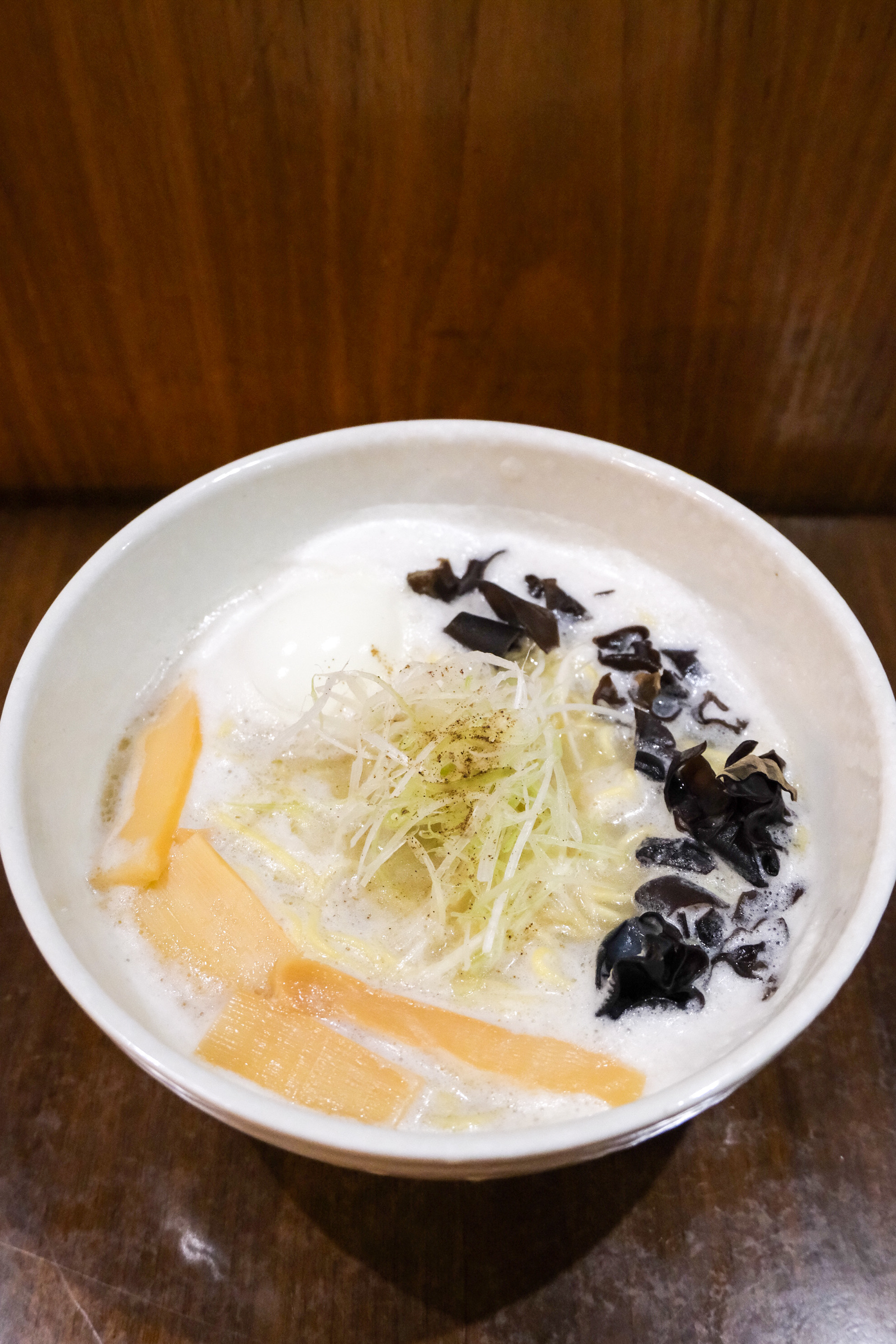 Bol de ramen vegetariano con fideos, menma y setas