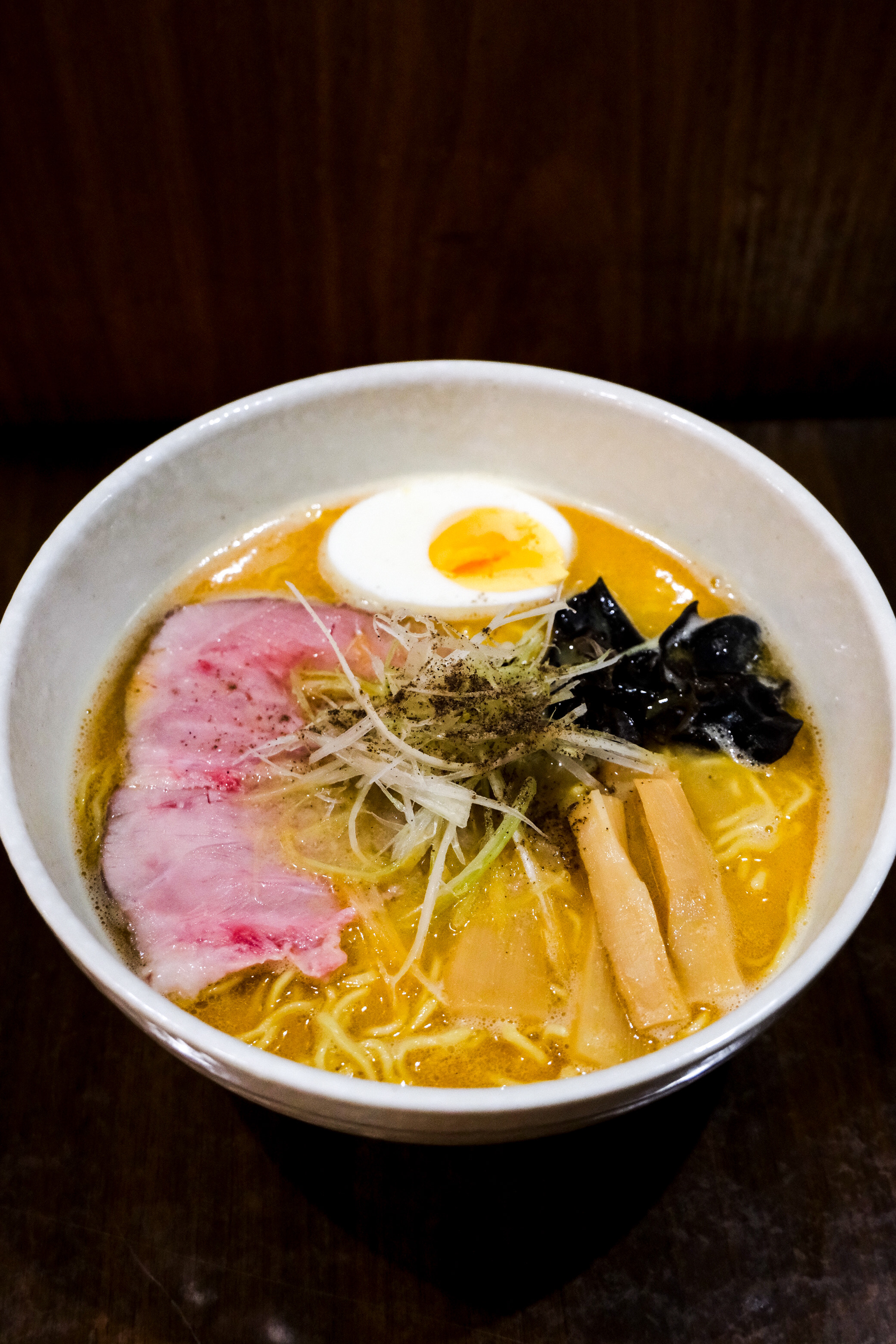 Bol de ramen con fideos, menma, huevo y cerdo