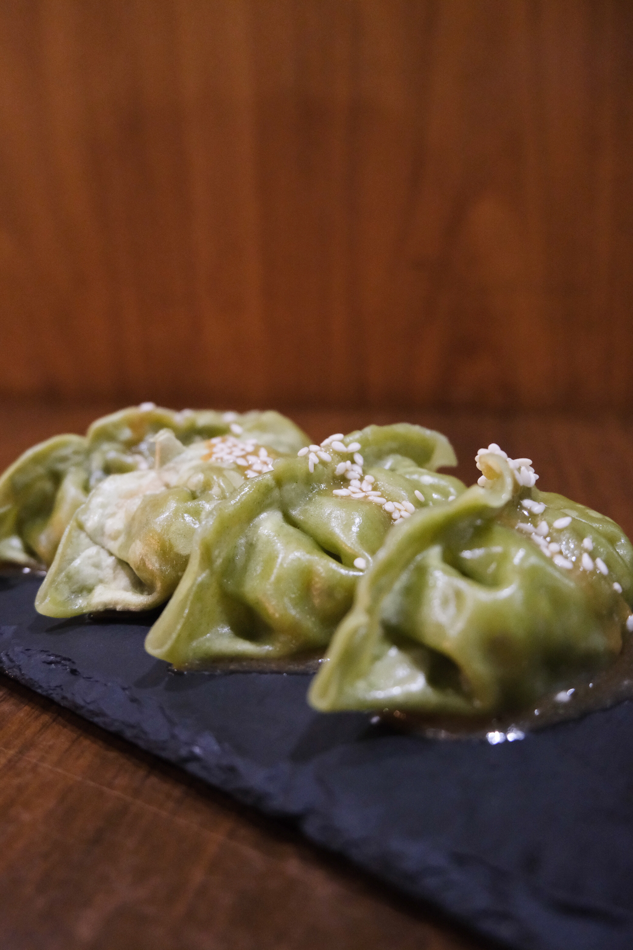 Cuatro Gyozas fritas con relleno vegetal