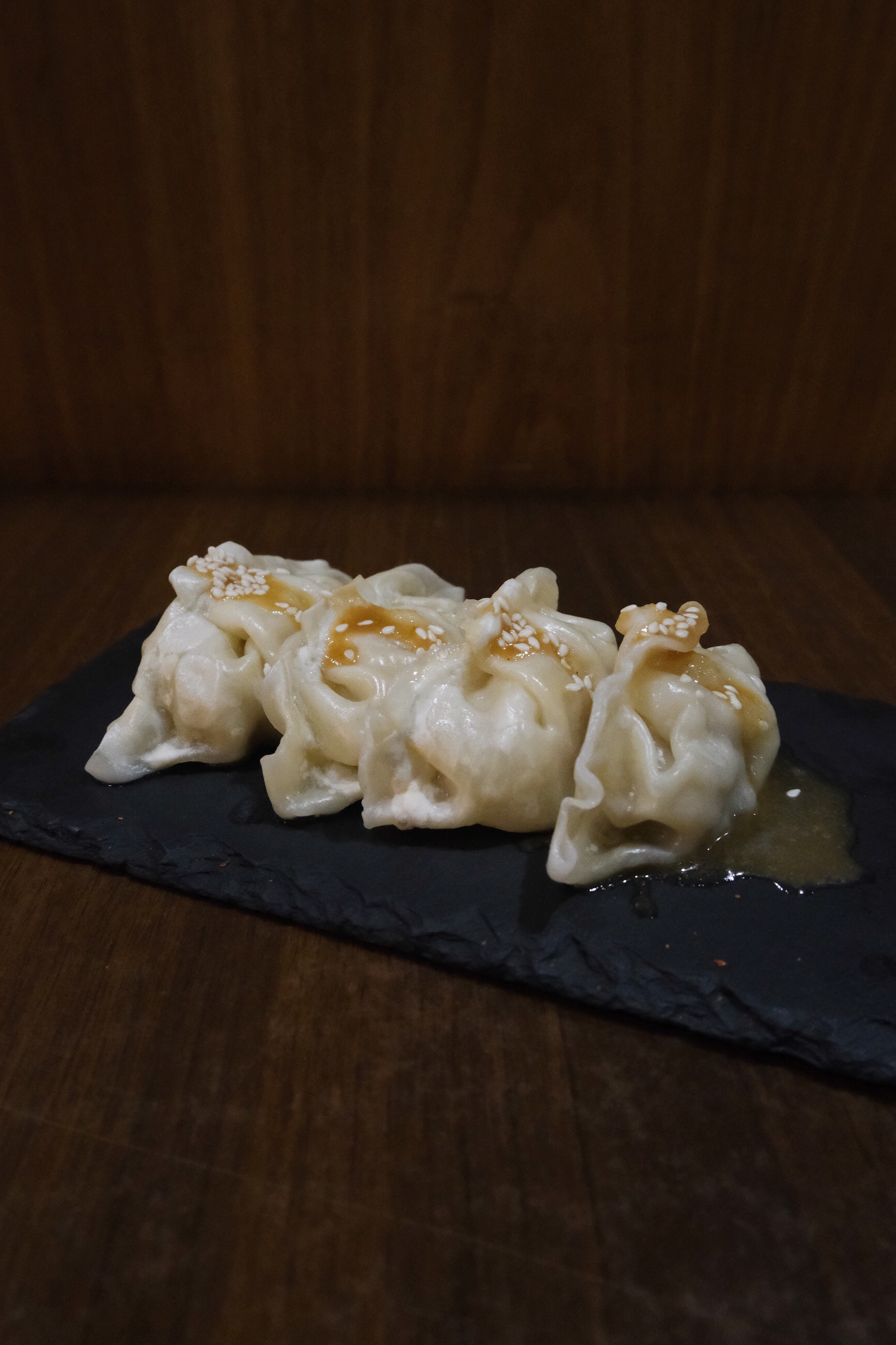 Cuatro Gyozas fritas con relleno de carne y vegetal