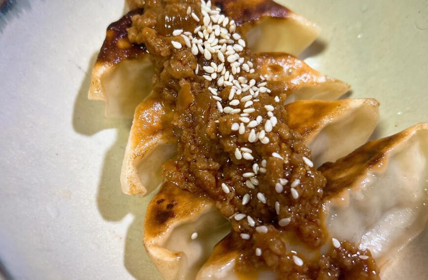 Gyoza al miso de carne con sesamo.