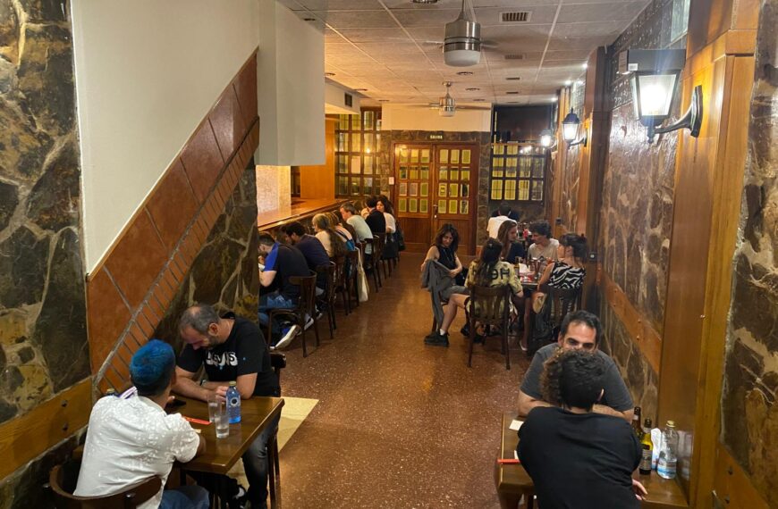 Sala de comedor de restaurante Shimoji con clientes sentados.