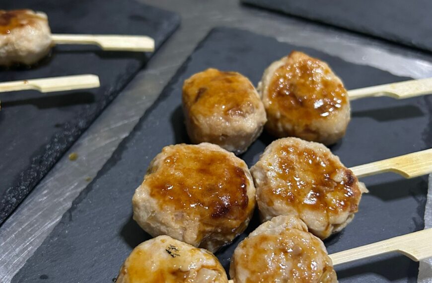 Un plato de tsukune.