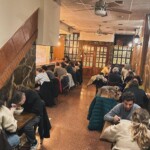 Sala de comedor de restaurante Shimoji con clientes sentados.