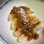 Gyoza al miso de carne con sesamo.
