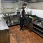 Cocina con cocinero japones.