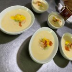 Platos con una crema de verduras.