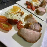Un plato con Tonkatsu y vegetales.