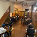 Sala de comedor de restaurante Shimoji con clientes sentados.