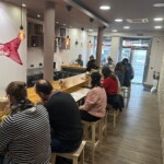 Sala de comedor de restaurante Keitoku con clientes sentados.