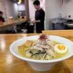 Ramen de ostras encima del bar.