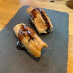 Sushi de congrio con salsa de soja.