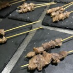 Platos de yakitori.