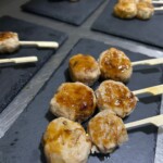 Un plato de tsukune.
